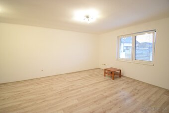 PRIESTRANNÝ BUNGALOV S GARÁŽOU NA PEKNOM ROŽNOM POZEMKU - 11