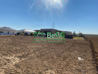 Pozemok ( 969 m2) so stavebným povolením + projekt Malý Lapá - 11