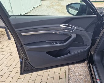 AUDI E-TRON 50 QUATTRO S LINE, 230KW, BLACK STYLING PACKAGE - 11