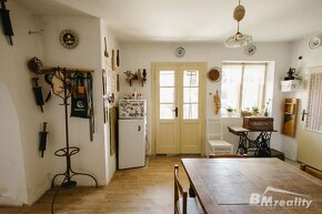 Tradičný rodinný dom s veľkým pozemkom a ovocnou záhradou - 11