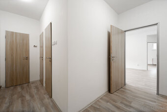 Na predaj priestranný 3-izbový byt s balkónom a loggiou v ob - 11