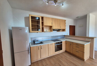 Znížená cena- priestranný 2 izbový byt s parkovacím miestom - 11