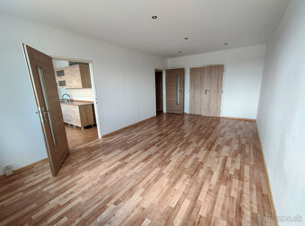 Na prenájom 4-izbový nezariadený byt po celkovej rekonštrukc - 11