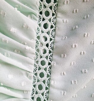 Sexi vyšívané midi šaty v jemnej mentolovej farbe - 11