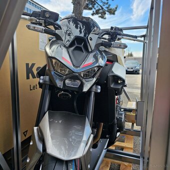 Kawasaki Z900 2025 červená - 11