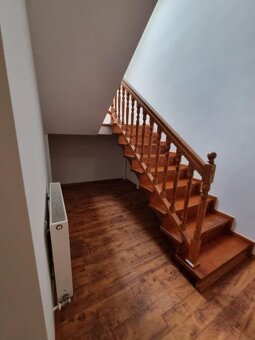 Ponúkame na predaj priestranný, viacgeneračný rodinný dom v - 11