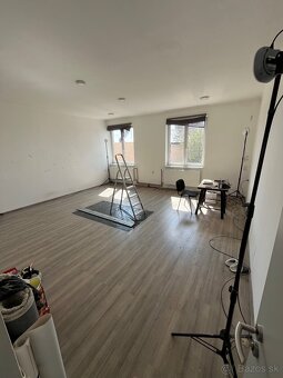 Veľký objekt s administratívnou aj skladovou časťou - 895m2 - 11