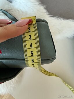 GUESS Gemma crossbody kabelka nová - 11