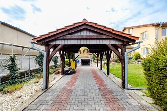 Na PREDAJ Dvojgeneračný RD Nitra - Hornozoborská na 909m2 po - 11