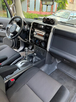 TOYOTA FJ CRUISER - 11