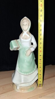 Predám porcelánovú figúrku/sošku Dievča s balíčkom - 11