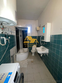 Predám rodinný dom v Nesvadoch, prístup z dvoch strán - 11