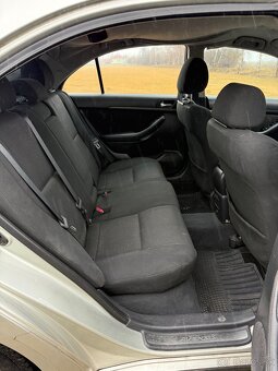 Toyota Avensis 2.0 D-4D - 11