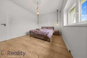 Moderný rodinný dom s veľkým pozemkom, terasou a zariadením - 11