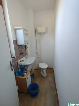 Z vonka nenápadné, z vnútra výnimočné na podnikanie i bývani - 11