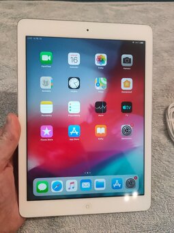 Apple iPad Air 32GB - 11