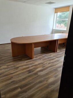 Kancelársky a skladový areál na okraji mesta. - 11