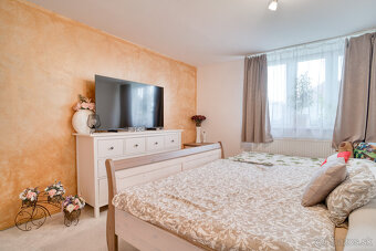 Na predaj priestranný 4-izbový rodinný dom v Malženiciach - 11