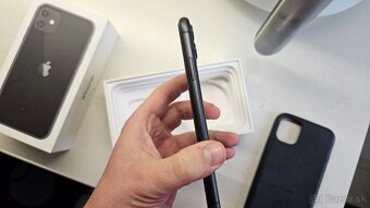 Apple iPhone 11 zachovalý 128GB - 11