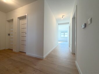 Moderný 4-izbový rodinný dom s garážou na predaj - 11