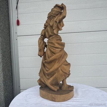 Velká socha dřevená ruční práce Samaritánka se džbánem - 11