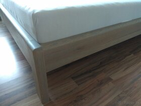 Dubová posteľ Izabela + stolíky + rošty, za komplet iba 630€ - 11