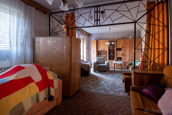 Starší trojpodlažný dom blízko centra - 11