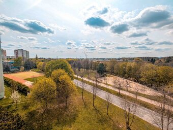 Väčší 3-izbový byt s loggiou s panoramatickým výhľadom - 11