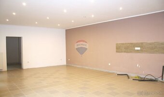 Na predaj jedinečná budova v meste Lučenec - 11