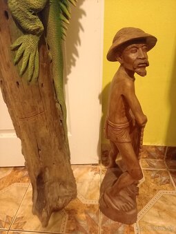 Drevena socha leguany,loviaci rybár - 11