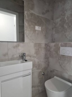 CHORVÁTSKO - Moderné apartmány neďaleko peknej pláže - VODIC - 11