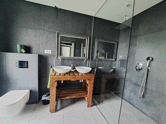 Exkluzívne predáme krásny moderný 5 izb. RD vo Veľkom Kýre - 11