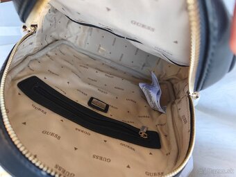 Čierny batoh zn. Guess - 11