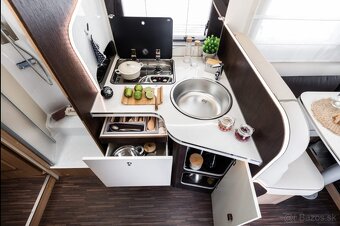 170PS 2023 5míst obytné auto karavan velmi pěkný stav - 11