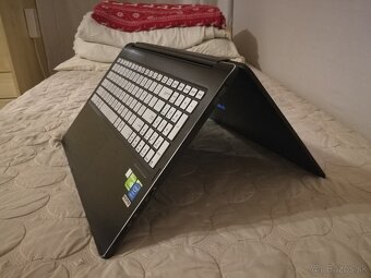 Asus. (2-v-1) konvertibilný notebook s dotykovým displejom. - 11
