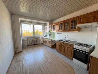 Prenájom priestranného mezonetového bytu s garážou a záhrado - 11