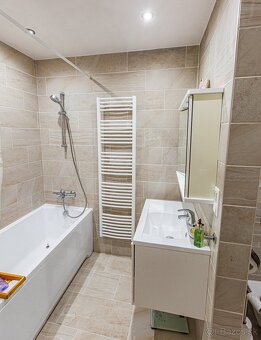 Krásne bývanie v 3-izbovom byte s altánkom a veľkou záhradou - 11