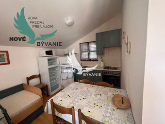 Na predaj dom 2x apartmán len 100m od mora v Chorvatsku vhod - 11