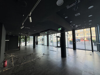 Prenájom rožného prízemného obchodného priestoru 241 m2 na p - 11