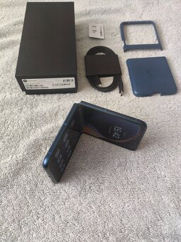 Motorola Razr 60 Pantone Gibraltar Sea 256GB,8GB RAM - 11