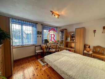 Exkluzívne na predaj priestranný rodinný dom so slnečnou záh - 11