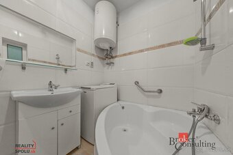 Rodinný dom s veľkým pozemkom, dvomi terasami a krbom – Čenk - 11