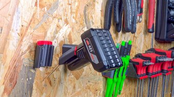 Držiaky batérií BOSCH 12V na stenu - 11