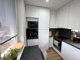 Na predaj 2 izbový krásne zrekonštruovaný byt s garážou - 11