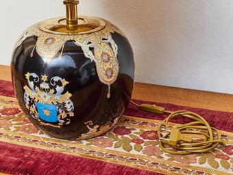 Starožitná stolní lampa s erbem a putti - 11