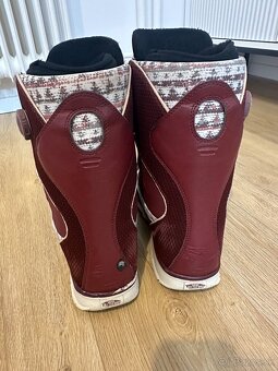 Predám snowboard s viazaním, topánky aj prilbu. - 11