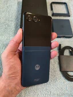 Motorola Razr 60 Pantone Gibraltar Sea 256GB,8GB RAM - 11