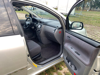 Toyota Avensis Verso 2.0 vvti Benzín+LPG - 11