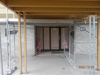 Prenajmem ihneď nezariadený velký 1.-izbový byt v Komárne - 11