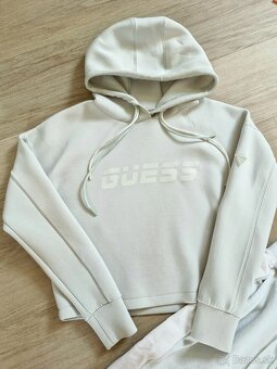 Guess biela a svetlo zelena logovana teplakova suprava dres - 11